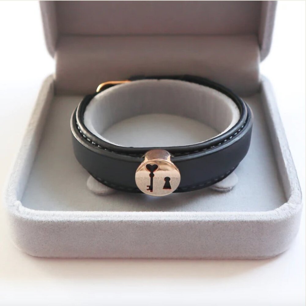 18K Gold Key Bracelet with Leather Wristband - Picture 2 of 7